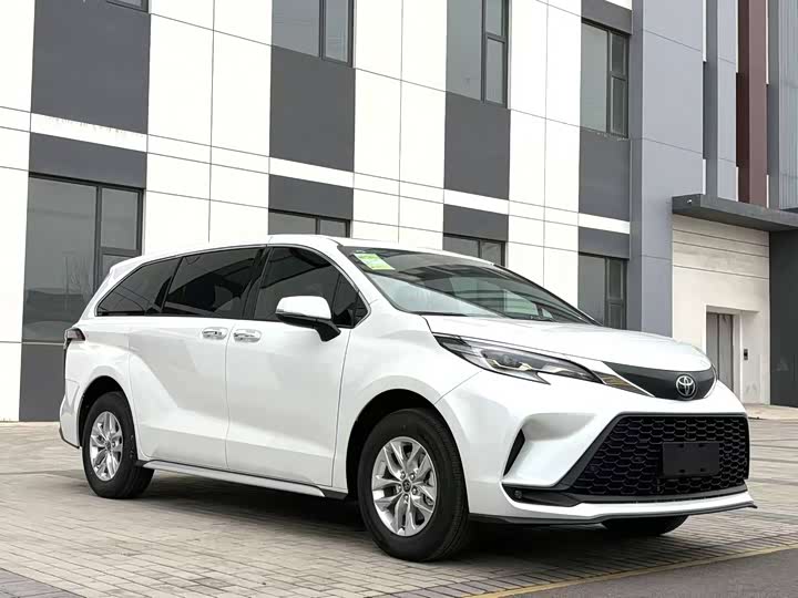 Photo 2 - Toyota Granvia