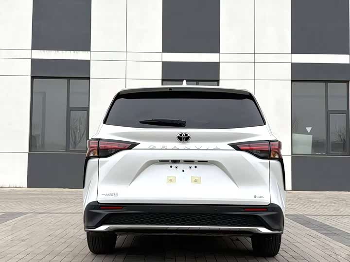 Photo 3 - Toyota Granvia