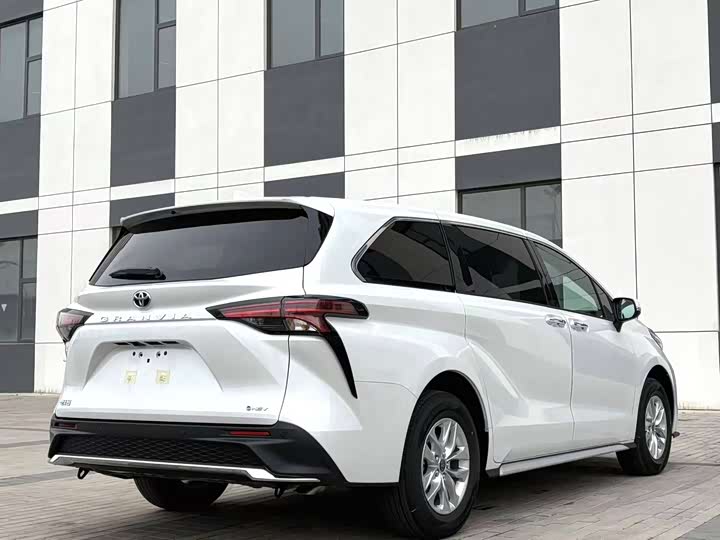 Photo 4 - Toyota Granvia