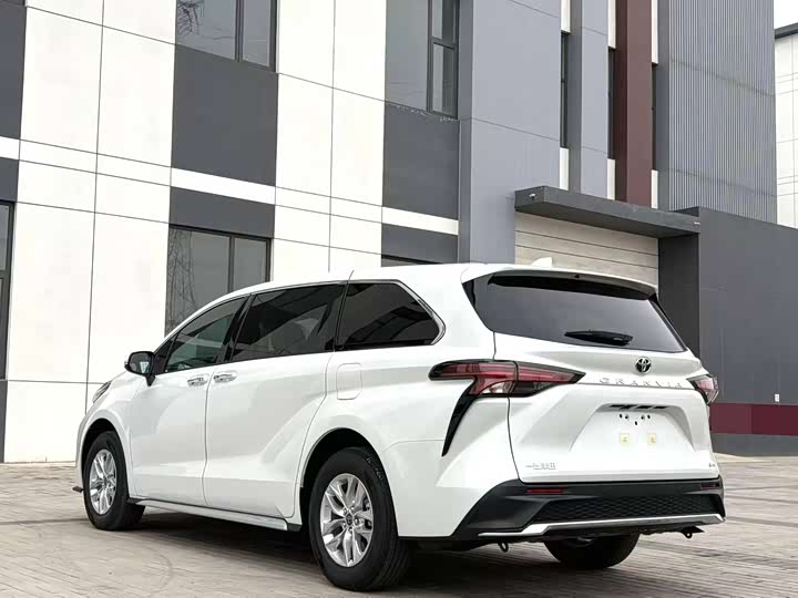 Photo 5 - Toyota Granvia