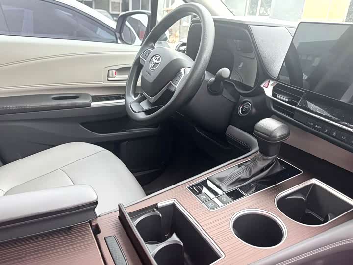 Photo 6 - Toyota Granvia