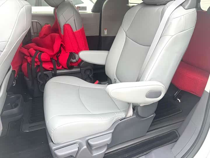 Photo 7 - Toyota Granvia