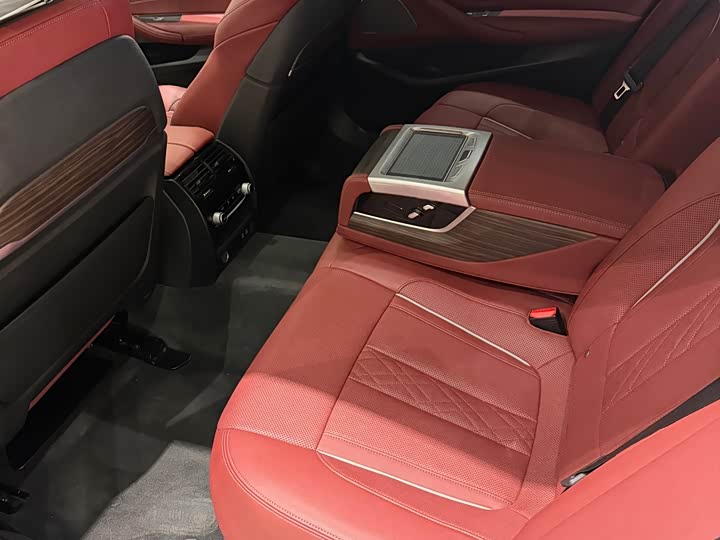 Photo 4 - BMW 5 Series