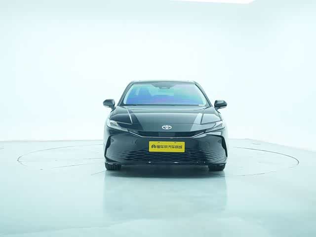 Фото 2 - Toyota Camry