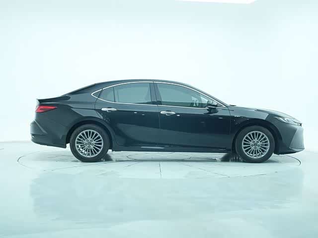 Фото 8 - Toyota Camry