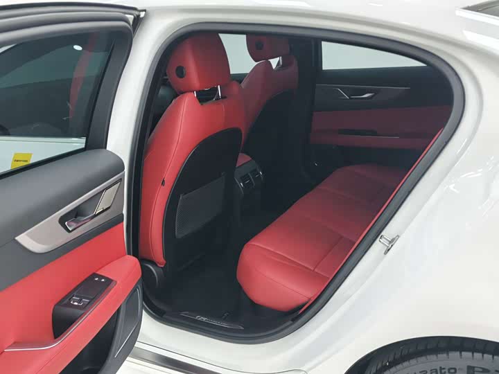 Фото 7 - Jaguar XE L