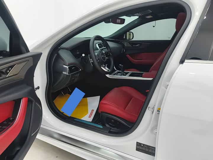 Фото 8 - Jaguar XE L