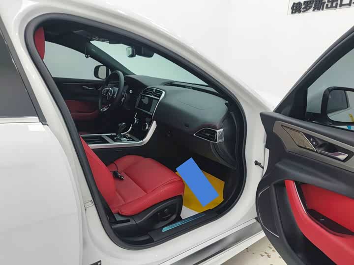 Фото 9 - Jaguar XE L