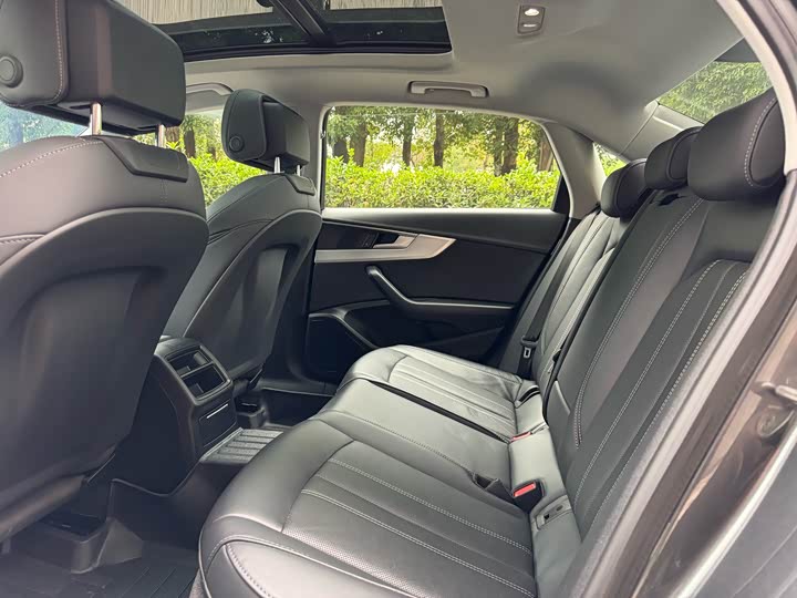 Фото 8 - Audi A4L