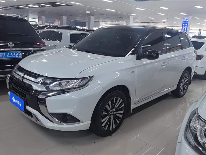 Photo 1 - Mitsubishi Outlander