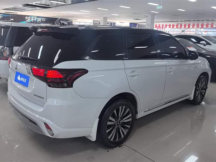 Photo 3 - Mitsubishi Outlander