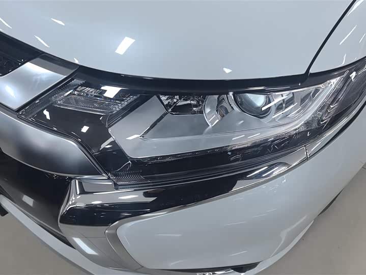 Photo 5 - Mitsubishi Outlander