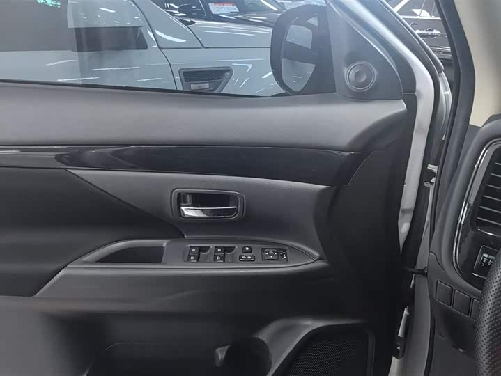 Photo 7 - Mitsubishi Outlander