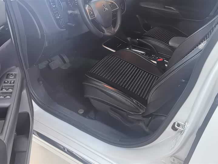 Photo 9 - Mitsubishi Outlander