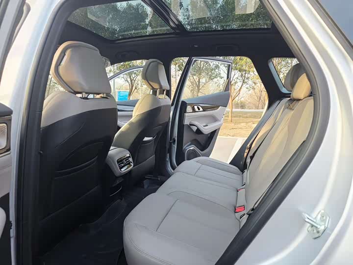 Фото 6 - Geely Atlas L