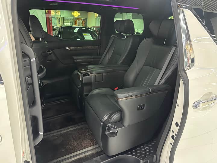 Фото 7 - Toyota Alphard