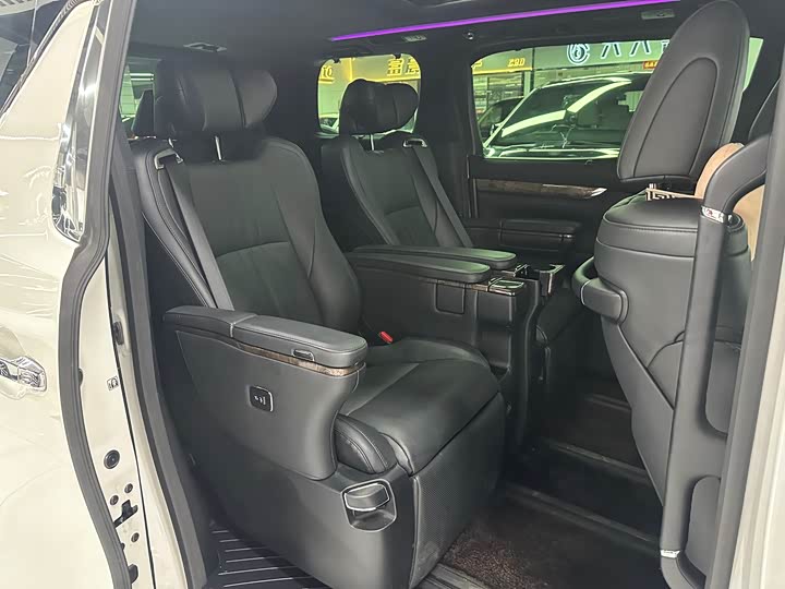 Фото 9 - Toyota Alphard