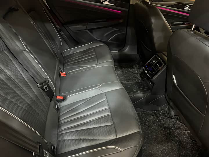 Фото 9 - Volkswagen Passat