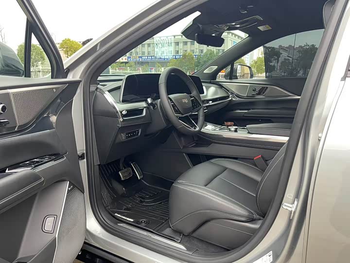 Photo 4 - Cadillac XT5