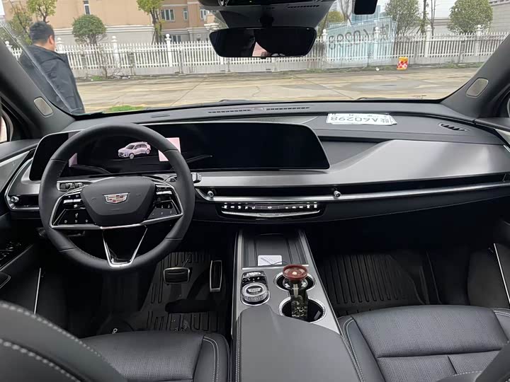 Photo 5 - Cadillac XT5
