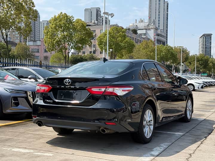 Фото 4 - Toyota Camry