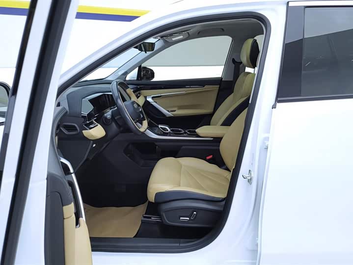 Фото 9 - Geely Atlas L