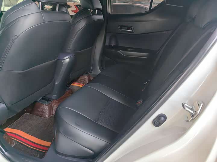 Фото 8 - Toyota C-HR