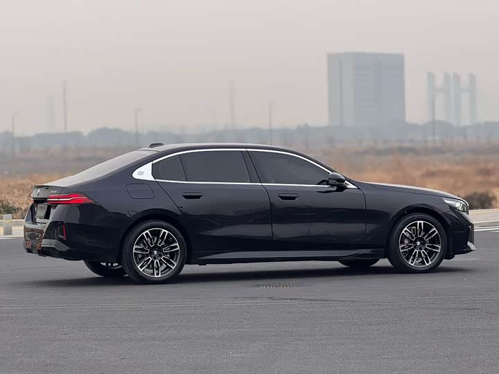 Photo 3 - BMW 5 Series