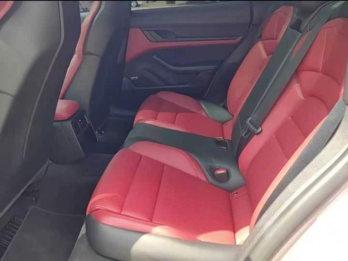 Photo 6 - Porsche Taycan