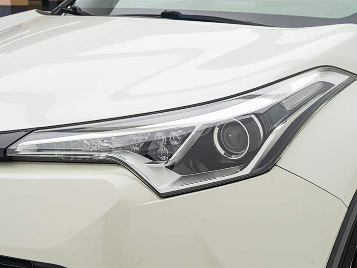 Фото 9 - Toyota C-HR