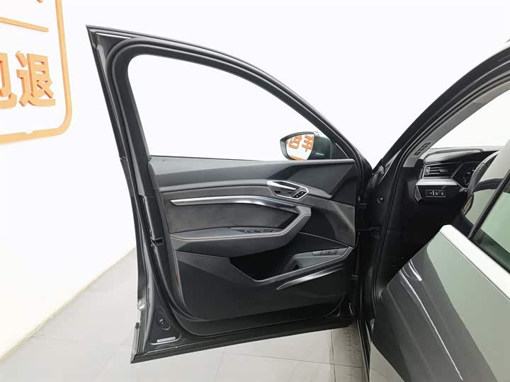 Фото 8 - Audi e-tron