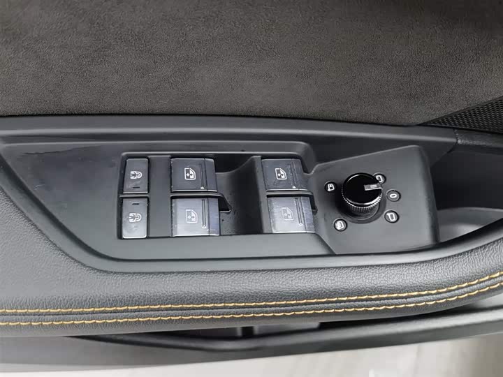 Фото 9 - Audi e-tron