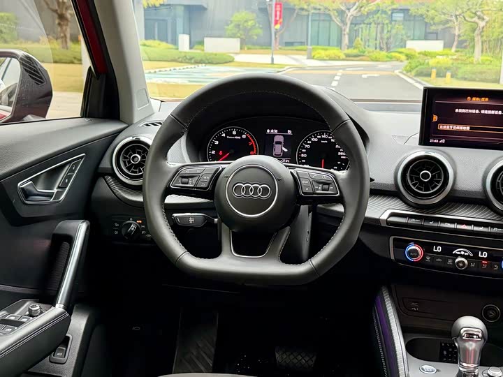 Photo 8 - Audi Q2L