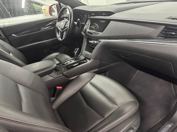 Фото 6 - Cadillac XT5