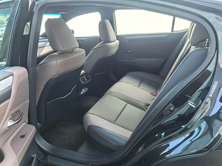 Фото 6 - Lexus ES