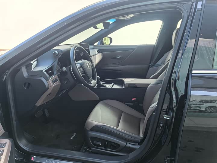 Фото 7 - Lexus ES