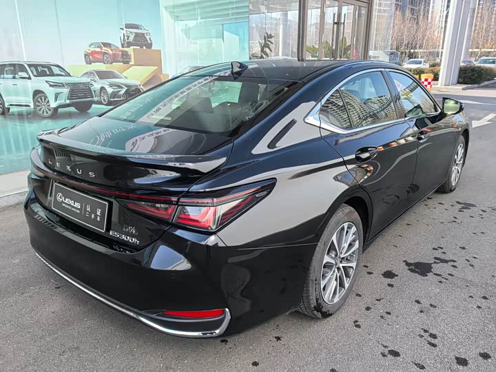 Фото 9 - Lexus ES