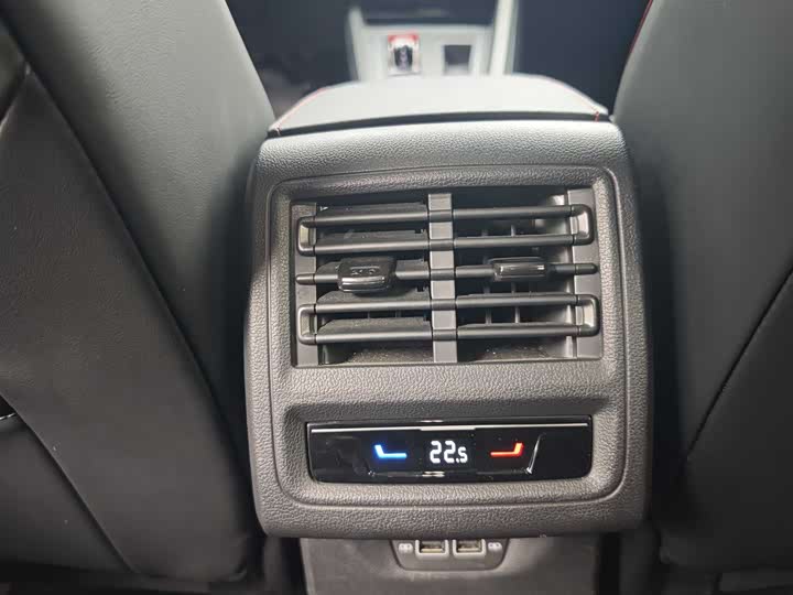 Фото 8 - Volkswagen Golf GTI