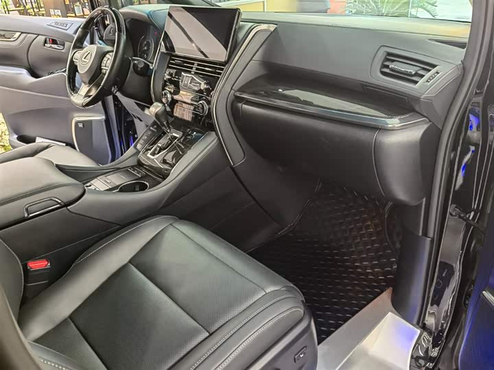 Фото 7 - Lexus LM