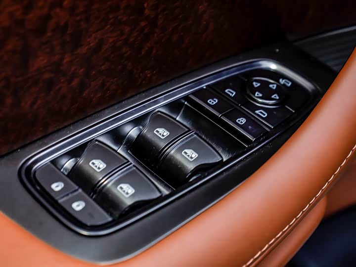 Фото 3 - BYD Yangwang U8