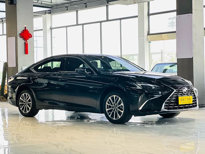Фото 3 - Lexus ES