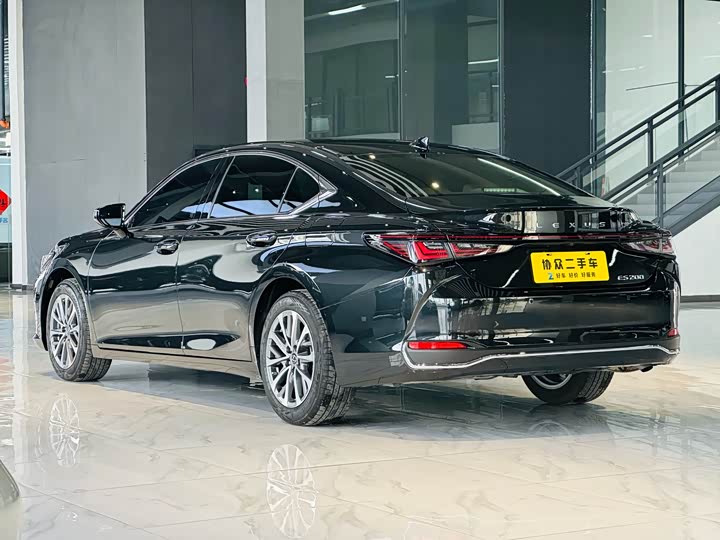 Фото 4 - Lexus ES