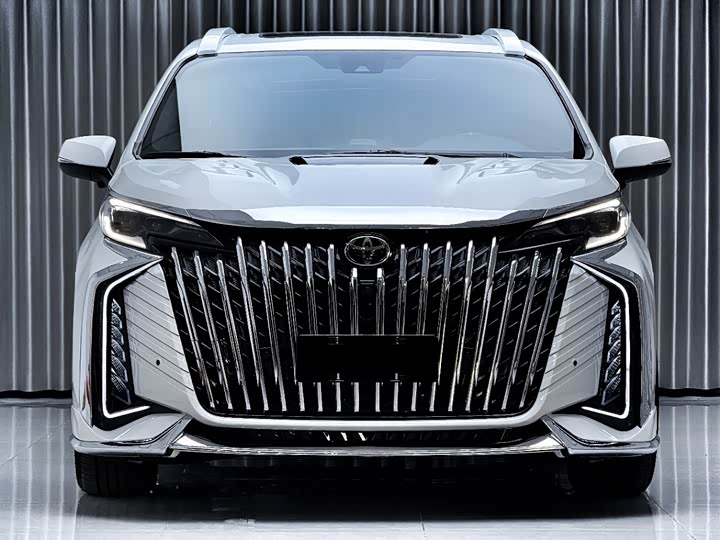 Фото 3 - Toyota Granvia