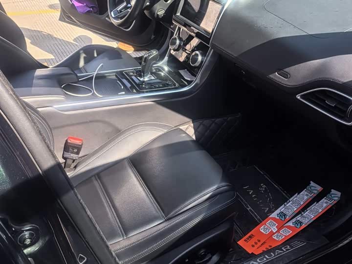 Фото 4 - Jaguar XE L