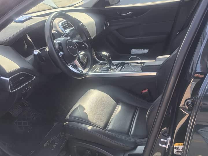 Фото 7 - Jaguar XE L