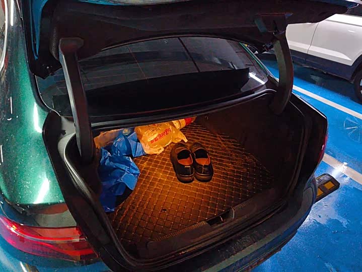 Фото 4 - Jaguar XE L