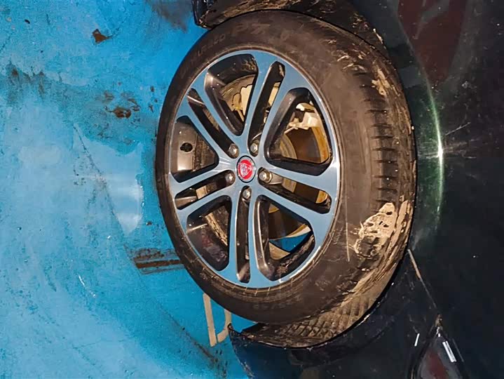 Фото 6 - Jaguar XE L