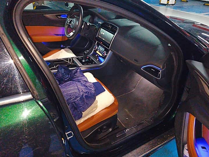 Фото 8 - Jaguar XE L