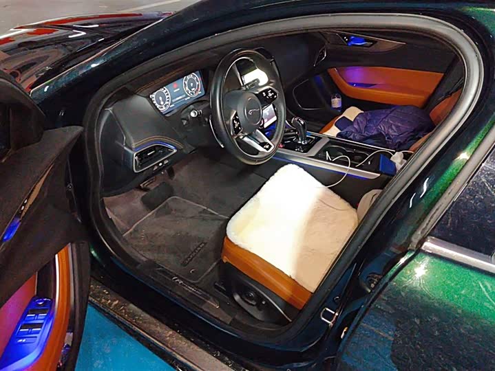 Фото 9 - Jaguar XE L