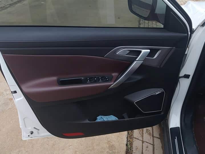 Фото 7 - Geely Atlas